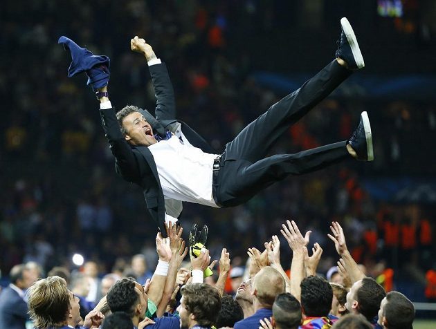 Trenér Barcelony Luis Enrique nad hlavami svých svěřenců, kteří ve finále Ligy mistrů porazili Juventus 3:1.