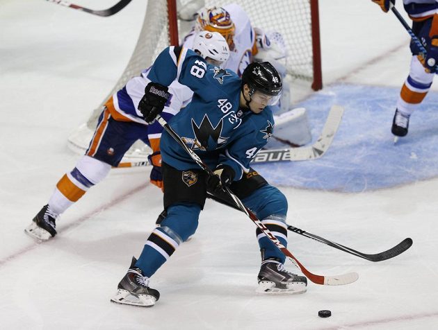 Útočník San Jose Tomáš Hertl operuje s pukem před brankou NY Islanders.