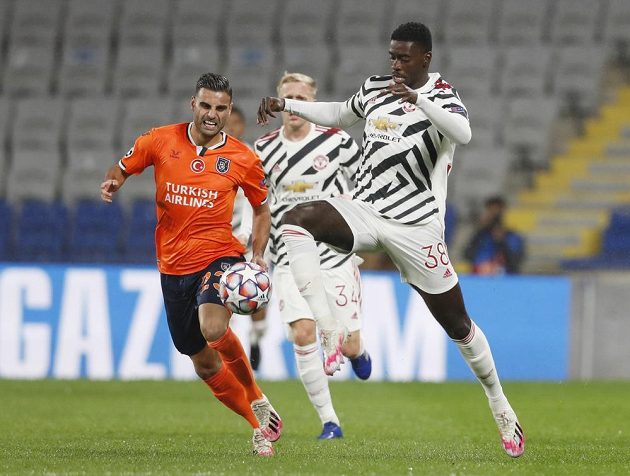 V akci Axel Tuanzebe (vpravo) z Manchesteru United a Deniz Turuc z Basaksehiru.