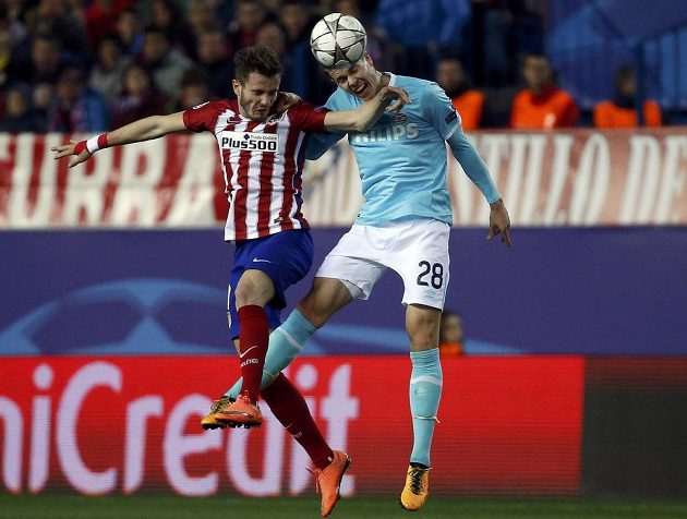 Záložník PSV Marco van Ginkel (vpravo) v souboji se Saúlem Niguezem z Atlétika Madrid.