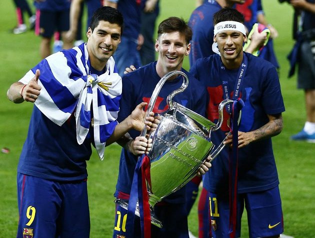 Zleva Luis Suárez, Lionel Messi a Neymar slaví vítězství Barcelony v Lize mistrů.