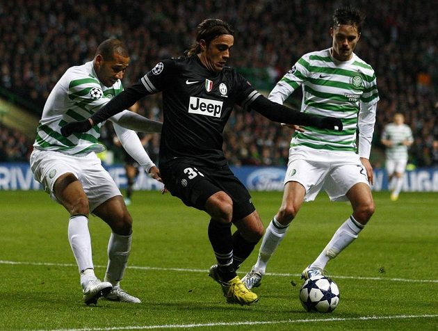 Alessandra Matriho z Juventusu (upřostřed) brání hráči Celtiku Kevin Wilson (vlevo) a Mikael Lustig.
