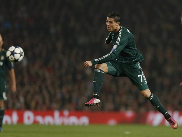 Fotbalista Realu Madrid Cristiano Ronaldo střílí na Old Trafford v utkání proti Manchesteru United.