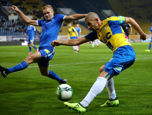 Liberecký Jan Mikula (vlevo) se snaží zblokovat míč centrujícího Jana Rezka z Teplic.