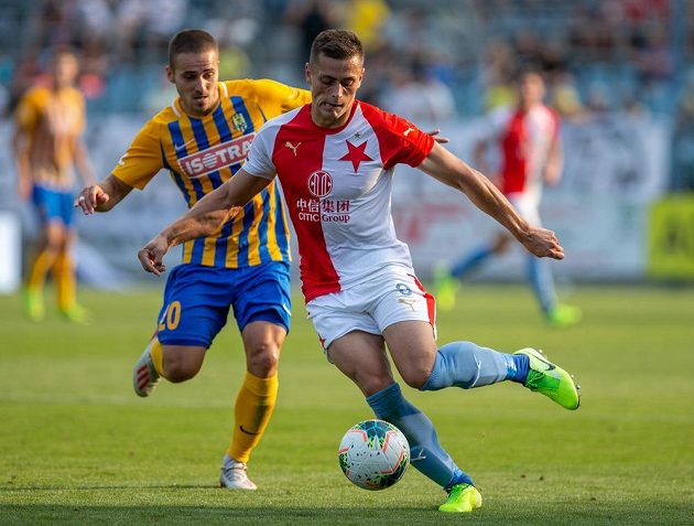 Zleva Karol Mondek z Opavy a Tomáš Holeš ze Slavie během utkání 8. kola první fotbalové ligy.
