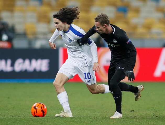 Fotbalista Dynama Kyjev Mykola Šaparenko v souboji s jabloneckým Janem Chramostou během utkání Evropské ligy.