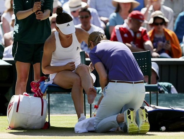 Rumunka Simona Halepová si musela v semifinále Wimbledonu nechat ošetřit kotník.