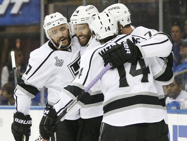 Jeff Carter (77), autor prvního gólu Los Angeles ve třetím finále s Rangers, a jeho spoluhráči Alec Martinez (27), Dwight King (74) a Justin Williams (14).