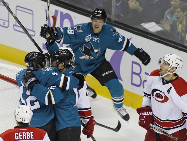 Hokejisté San Jose Sharks se radují z branky Joela Warda (42). Ke spoluhráčům přijíždí i český forvard Tomáš Hertl (48).