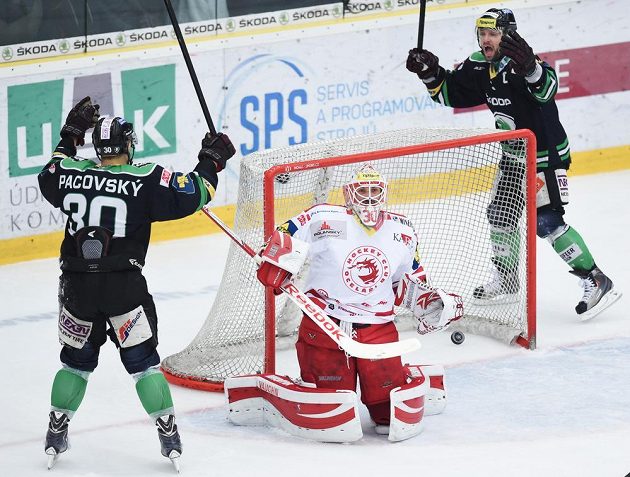 Brankář Třince Šimon Hrubec pouští gól. Vlevo je útočník Boleslavi Dominik Pacovský, vpravo útočník David Výborný.