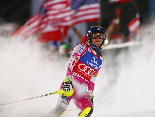Americká lyžařka Mikaela Shiffrinová slaví vítězství ve slalomu SP v Semmeringu.