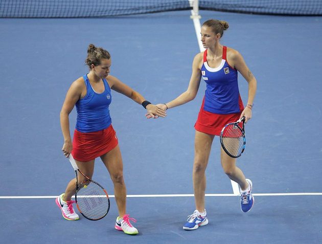 České tenistky Karolína Plíšková (vpravo) a Barbora Strýcová v rozhodující čtyřhře fedcupového finále.