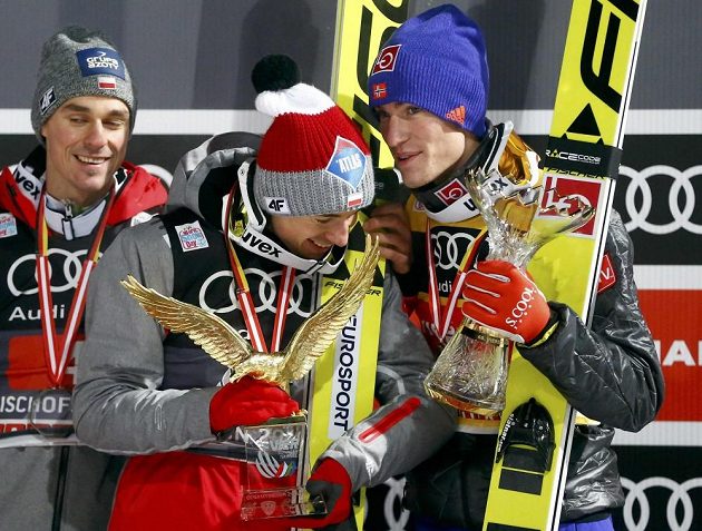 Třei nejlepší z letošního Turné čtyř můstků. Zleva druhý Polák Piotr Žyla, vítěz Kamil Stoch a třetí DanielAndré Tande z Norska.