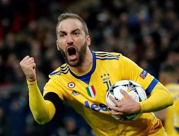Gonzalo Higuaín z Juventusu se raduje z gólu v odvetě osmifinále Ligy mistrů s Tottenhamem.