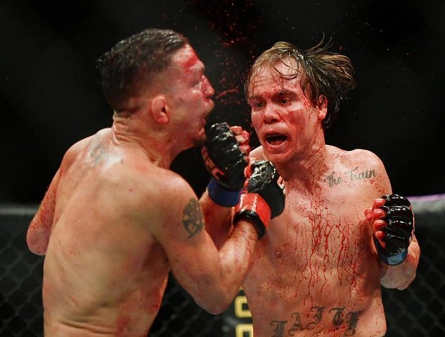 Duel mezi Darrenem Elkinsem (vlevo) a Natem Landwehrem přinesl velkou bitvu v UFC.