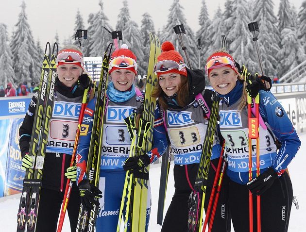 Vítězné kvarteto českých biatlonistek v Oberhofu: (zleva) Eva Puskarčíková, Veronika Vítková, Jitka Landová a Gabriela Soukalová.