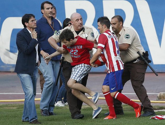 Ochranka zadržela mladého fanouška, který se snažil dostat k Davidu Villovi, který se představil příznivcům Atlétika v rámci mediální prezentace na stadiónu Vicente Calderóna v Madridu.
