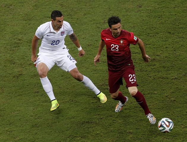 Americký stoper Geoff Cameron (vlevo) se snaží zastavit portugalského útočníka Héldera Postigu.