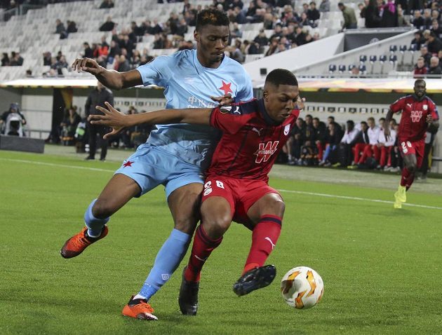 Fotbalista Bordeaux Zaydou Youssouf (vpravo) si kryje míč před dotírajícím slávistou Ibrahimem Benjaminem Traórem během utkání Evropské ligy.