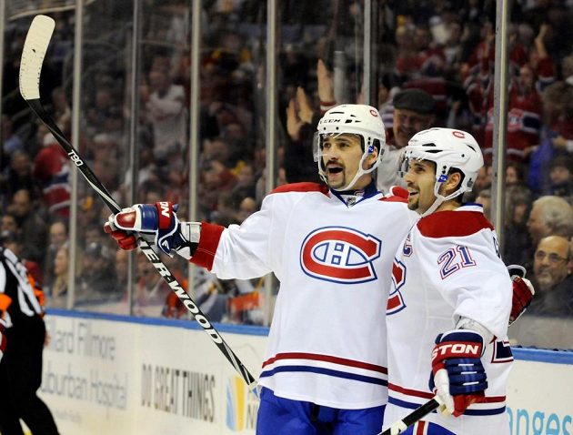 Tomáš Plekanec (vlevo) se spolu s Brianem Giontou raduje ze své branky proti Buffalu. Kladenský rodák se v zápase prosadil hned dvakrát a i jeho zásluho Canadiens získali alespoň bod za prohru 4:5 po nájezdech.