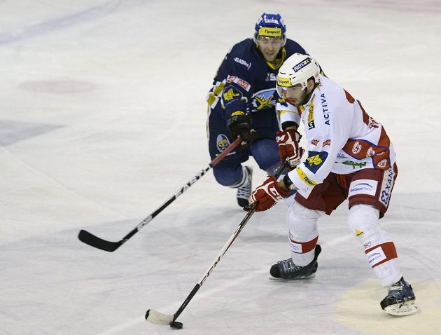 Petr Hořava (vlevo) z Kladna a Petr Jelínek ze Slavie ve čtvrtfinále play off hokejové extraligy.