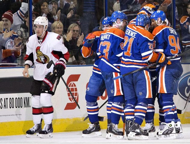 Ottawský Kyle Turris (7) zklamaně odjíždí, hráči Edmontonu Nail Jakupov (64), Aleš Hemský (83), Andrew Ference (21) a Ryan Smyth slaví gól.