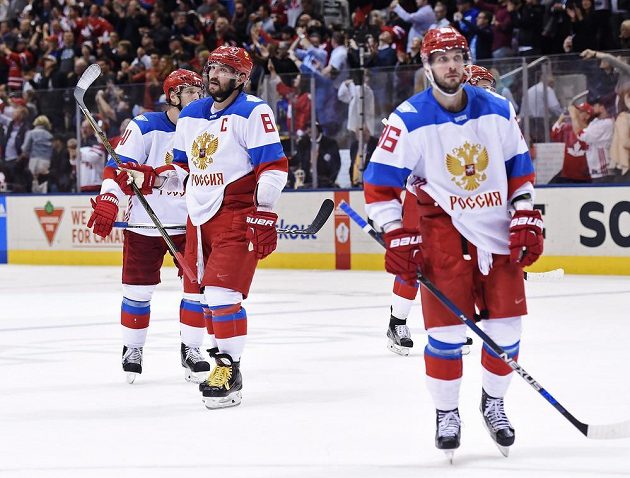 Zklamaní hokejisté Ruska Nikolaj Kuljomin (41), Alexander Ovečkin (8) a Nikita Kucherov (86) odjíždějí z ledu po prohraném semifinále.