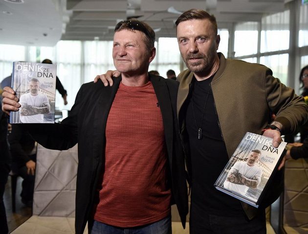Bývalý fotbalista Tomáš Řepka (vpravo) pokřtil svou knihu Deník ze dna. Vlevo je boxer Rostislav Osička.
