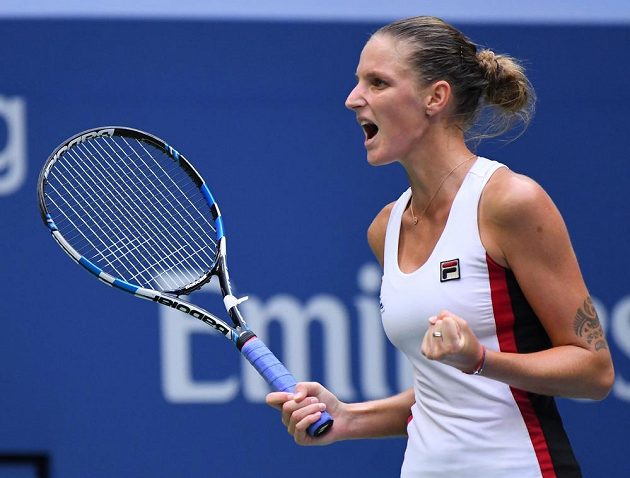 Karolína Plíšková se raduje ve finále US Open s Angelique Kerberovou z Německa.