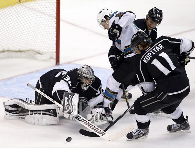 Útočník San Jose Tommy Wingels (57) defenzivu Los Angeles nepřekonal, tuhle šanci zneškodnil brankář Králů Jonathan Quick (32).