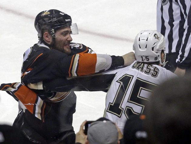 Patrick Maroon (vlevo) z Anaheimu při pěstní výměně názorů s Tannerem Glassem z Pittsburghu Penguins.