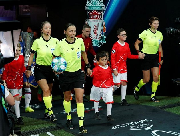 Francouzská sudí Stéphanie Frappartová s asistentkami nastupuje k boji o Superpohár UEFA.