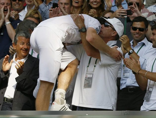 Britský tenista Andy Murray v objetí s koučem Ivanem Lendlem po vítězství ve finále Wimbledonu.