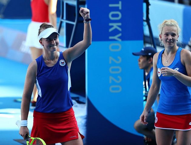 České tenistky Barbora Krejčíková (vlevo) a Kateřina Siniaková se radují z olympijského triumfu