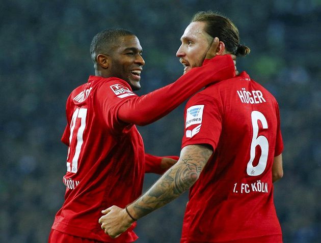 Fotbalisté Kolína nad Rýnem Anthony Modeste (vlevo) a Marco Höger slaví gól v síti Mönchengladbachu.