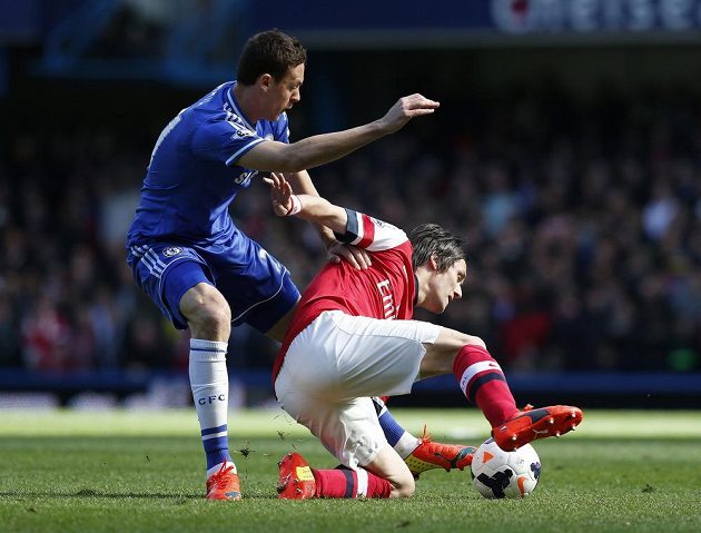 Nemanja Vidic z Chelsea (vlevo) atakuje záložníka Arsenalu Tomáše Rosického.