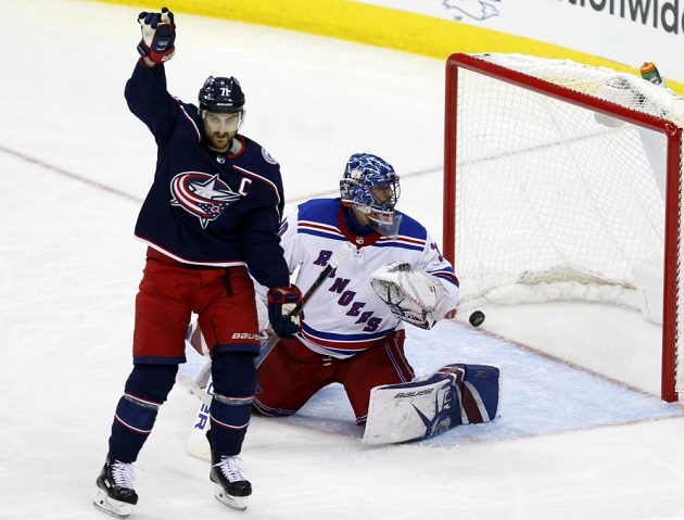 Kapitán hokejistů Columbusu Nich Foligno oslavuje gól spoluhráče Arťoma Panarina do sítě bezmocného brankáře NY Rangers Henrika Lundqista.