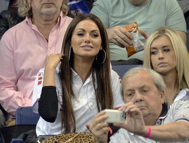 Mezi diváky v Bělehradě nechyběla ani Česká Miss 2008 Eliška Bučková (uprostřed).