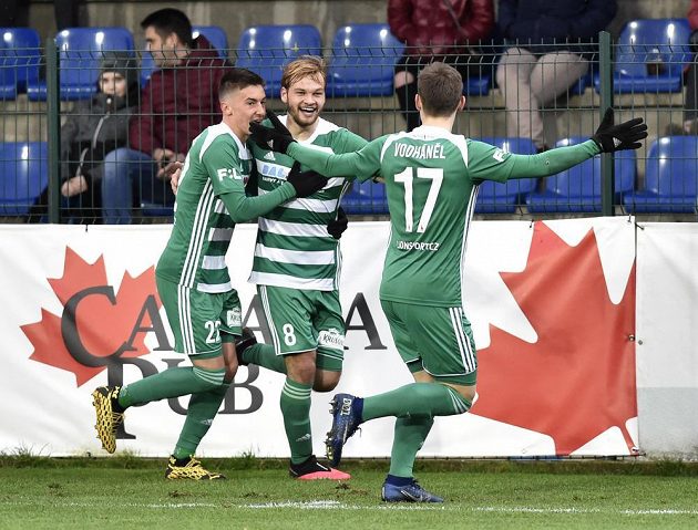 Fotbalisté Bohemians se radují z gólu, zleva Antonín Vaníček, Matěj Pulkrab a Jan Vodháněl.