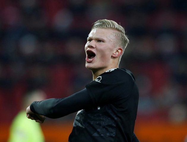 Radost kanonýra. Devatenáctiletý norský útočník Erling Haaland v soutěžní premiéře za Dortmund třikrát překonal brankáře Tomáše Koubka.
