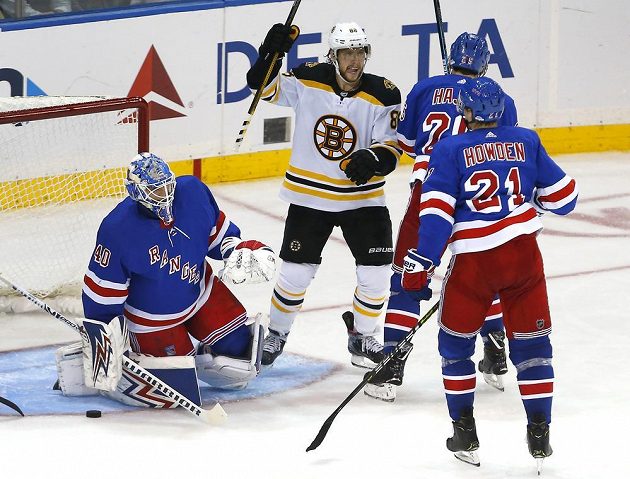 David Pastrňák se raduje z gólu svého spoluhráče ve třetí třetině zápasu proti NY Rangers.