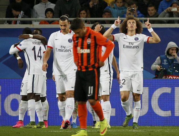 Obránce Paris St Germain's David Luiz (vpravo)se raduje se spoluhráči z gólu proti Šachtaru Doněck v utkání Ligy mistrů.