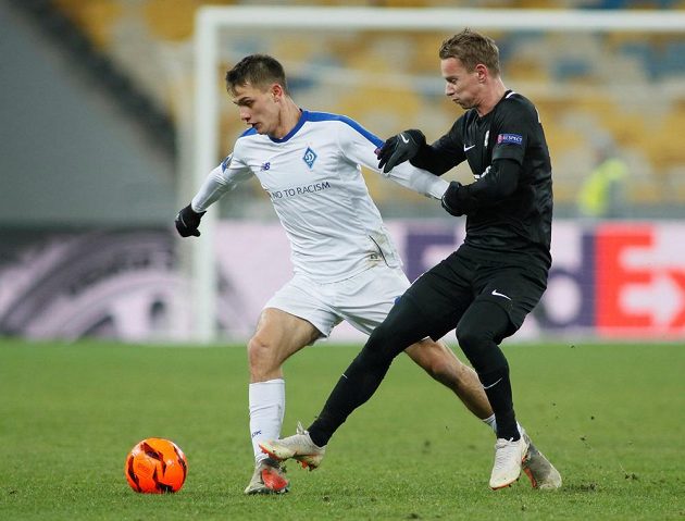 Jablonecký fotbalista Jan Chramosta atakuje v utkání Evropské ligy protihráče z Dynama Kyjev.