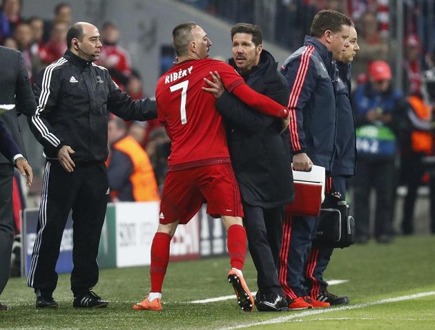 Trenér Atlétika Diego Simeone reaguje na provokace z lavičky Bayernu, uklidnit ho musel Franck Ribéry.