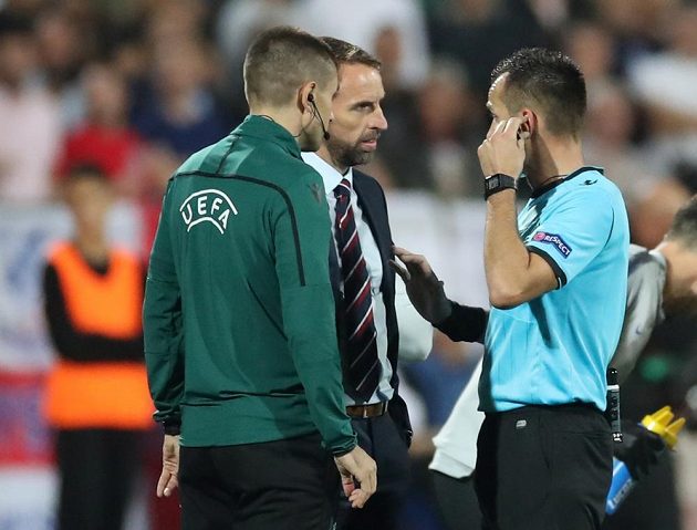 Manažer anglické fotbalové reprezentace Gareth Southgate hovoří s rozhodčím Ivanem Bebekem poté, co byl kvůli rasistickému chování fanoušků v první půli přerušen kvalifikační zápas v Bulharsku.