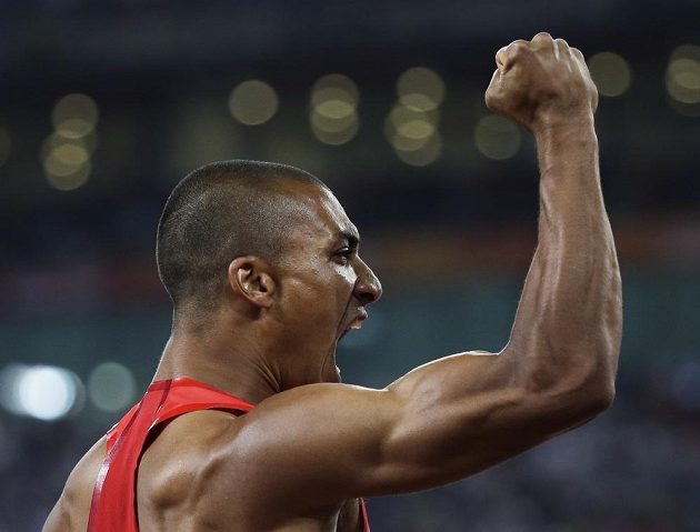 Americký desetibojař Ashton Eaton se raduje ze svého výkonu na mistrovství světa v atletické v Pekingu.