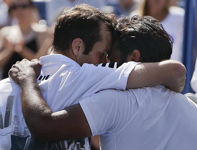 Vítězné objetí Radka Štěpánka (vlevo) a Leandra Paese po finále čtyřhry na US Open.