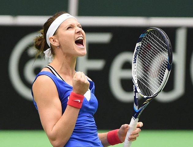 Lucie Šafářová slaví první bod českých tenistek v semifinále Fed Cupu proti Francii.