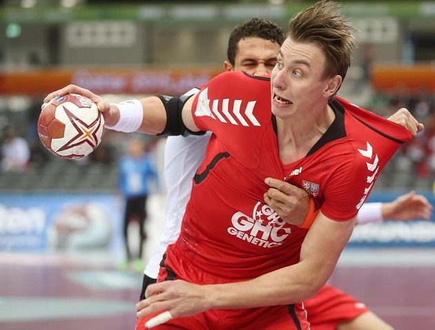 Český reprezentant Filip Jícha se dere do zakončení proti Egyptu v utkání MS.