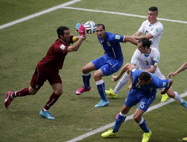 Bláznivé kopačky... Italský gólman Gianluigi Buffon i obránce Giorgio Chiellini obouvají každou botu jinak barevnou, další zase věří svítivě žluté.